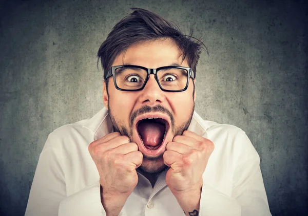 Primer Plano Del Joven Gafas Con Boca Abierta Emocionado Gritar — Foto de Stock