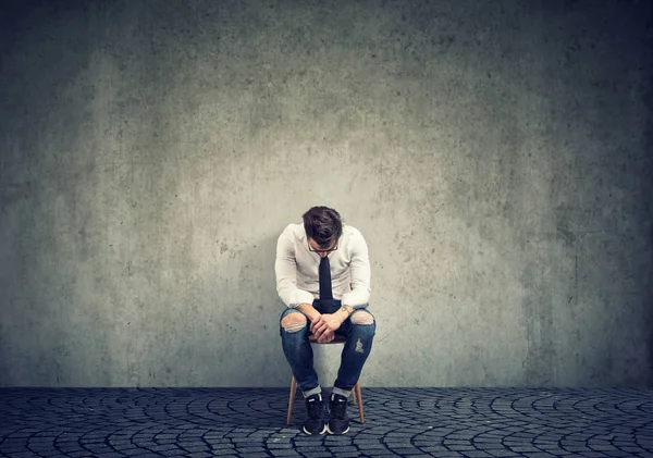 Deprimerad Man Upprörd Med Otur Sitter Stol Ensam Mot Grå — Stockfoto