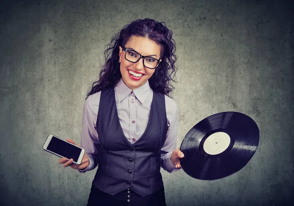 Jovem Mulher Feliz Óculos Escolhendo Entre Disco Vinil Smartphone — Fotografia de Stock