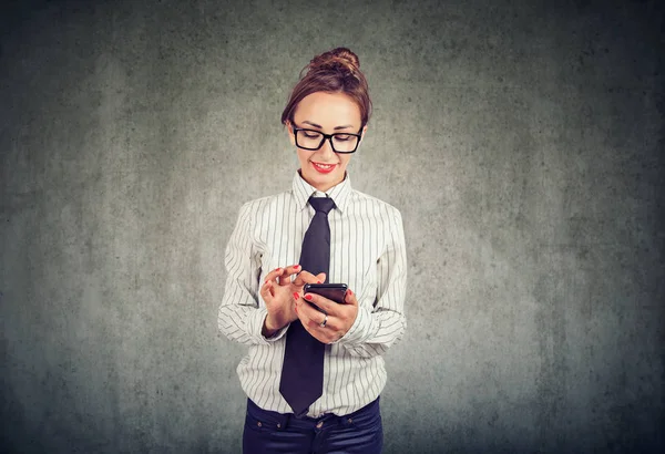 Gelukkig Zakenvrouw Met Behulp Van Een Smartphone — Stockfoto