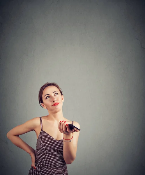 Jonge Vrouw Met Behulp Van Smartphone Met Spraakherkenning Zoek Boos — Stockfoto