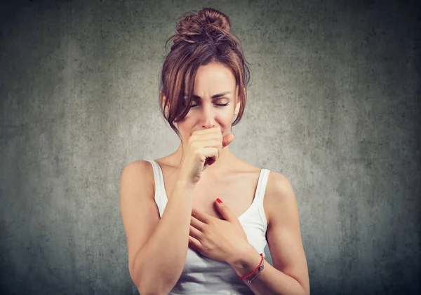 Mladá Žena Potíže Astma Kašel Špatně Krycí Ústa Drží Ruku — Stock fotografie
