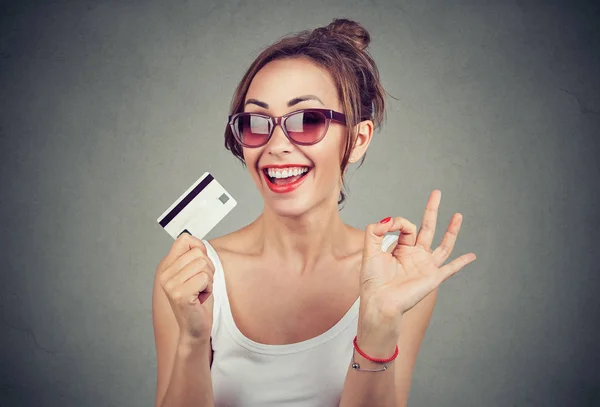 Mujer Joven Feliz Gafas Sol Con Tarjeta Crédito Dando Gesto —  Fotos de Stock
