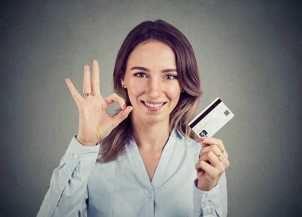 Счастливая Молодая Деловая Женщина Кредитной Картой Давая Руку Знак Жеста — стоковое фото