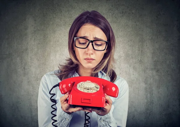 Triste Mujer Negocios Desesperada Esperando Una Llamada Telefónica —  Fotos de Stock