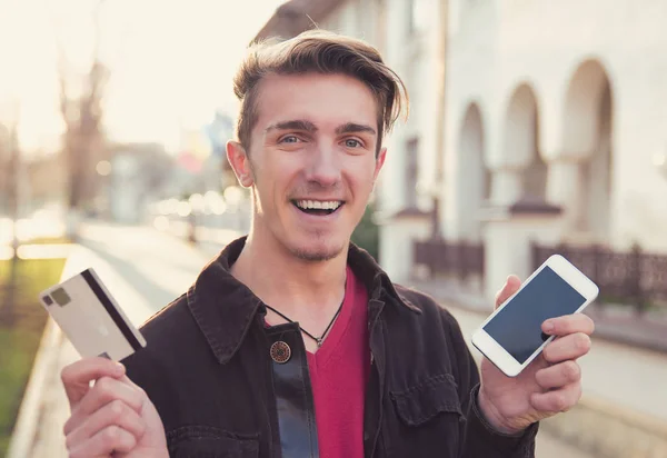 Vrolijke Casual Man Opgewonden Met Nieuwe Loyalty Kaart Terwijl Het — Stockfoto