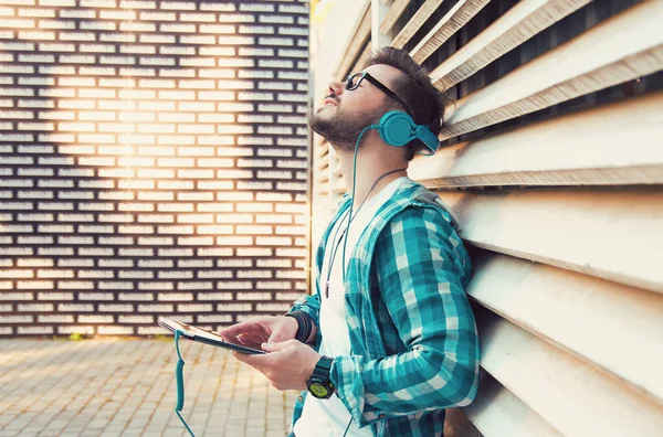 Genç Moda Yakışıklı Caddesi Üzerinde Müzik Keyfi Için Kulaklık Tablet — Stok fotoğraf