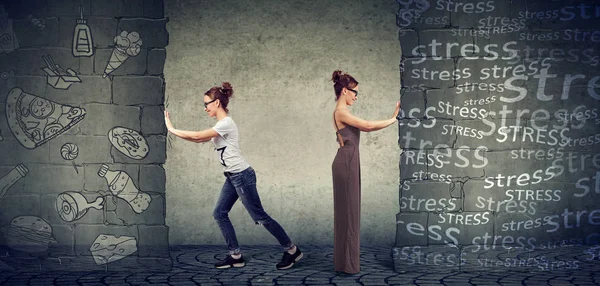 Gemotiveerde Jonge Vrouw Verzet Tegen Externe Stress Verleiding Van Eten — Stockfoto