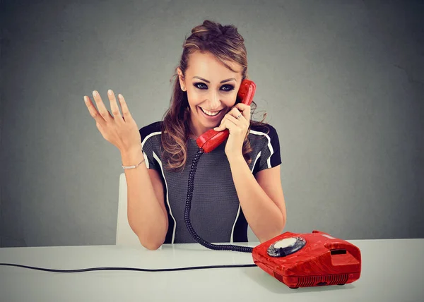 Sorridente Giovane Donna Che Parla Telefono Vintage Seduta Tavola — Foto Stock