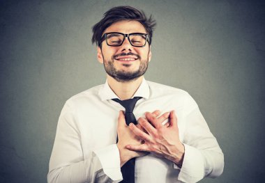 Adamın gözleri kapalı tutar ile göğüs kalp yakınındaki eller, iyilik, ifade samimi duygular, varlık tür yürekli gösterir. Beden dili duygular kavramı