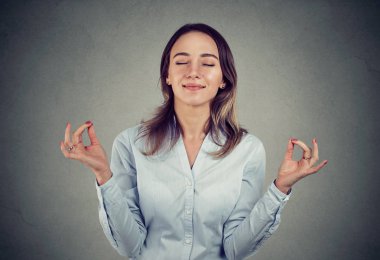 İçerik genç kadın zor bir görevi yerine getirmeye sonra rahat hissediyor, aracılık eder ve gözlerini kapatır