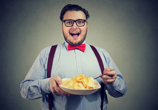Jovem Animado Homem Ter Prato Batatas Fritas — Fotografia de Stock