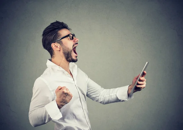 Alegre Hipster Hombre Sosteniendo Tableta Puño Mientras Grita Con Felicidad — Foto de Stock