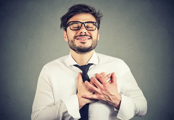 Hombre Con Los Ojos Cerrados Mantiene Las Manos Pecho Cerca — Foto de Stock