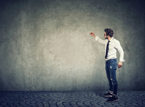 Vista Laterale Dell Uomo Elegante Che Scrive Con Penna Sulla — Foto Stock