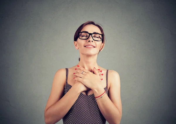 Mulher Fiel Com Olhos Fechados Guarda Mãos Peito Perto Coração — Fotografia de Stock