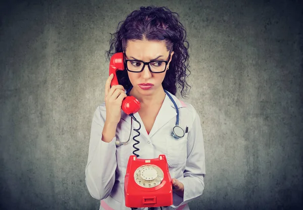 Mujer Vestido Médico Blanco Frunciendo Ceño Mientras Habla Por Teléfono — Foto de Stock