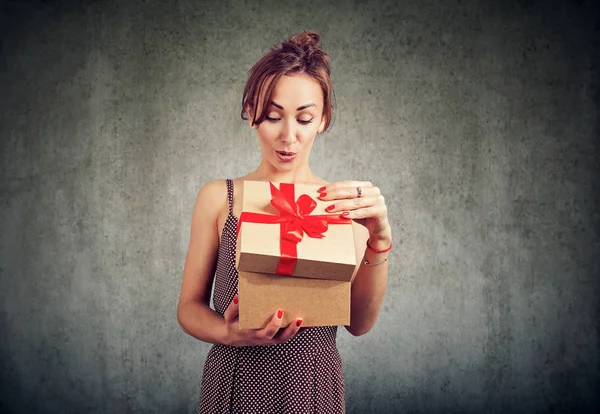 Pretty Woman Looking Carton Present Box Emotion Surprise Excitement Gray — Stock Photo, Image