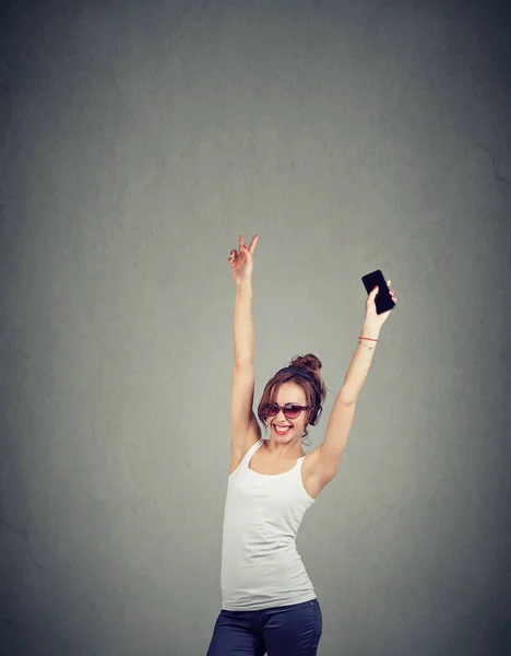 Stylowy Szczęśliwy Kobieta Partii Słuchawkach Trzymając Się Ręce Smartfonem Taniec — Zdjęcie stockowe