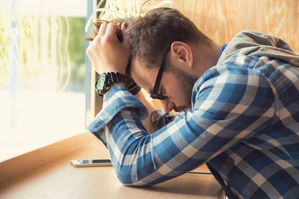 Junger Depressiver Mann Sitzt Mit Handy Tisch Café Und Blickt — Stockfoto