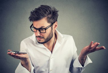 Telefon tutarak ve gadget'ı ile ilgili sorunlar yaşıyorsanız hayal kırıklığı ile bakmak genç trendy adam