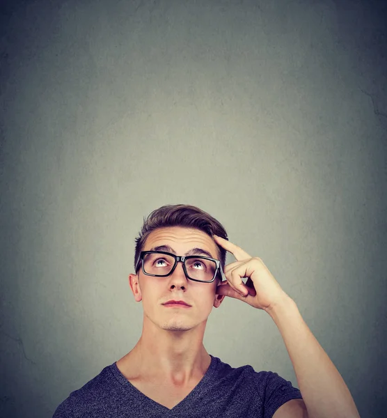 Retrato Pensamiento Dudoso Joven Desconcertado Rascarse Cabeza Busca Una Solución — Foto de Stock