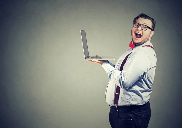 Seitenansicht Eines Übergewichtigen Geschäftsmannes Mit Brille Der Laptop Der Hand — Stockfoto