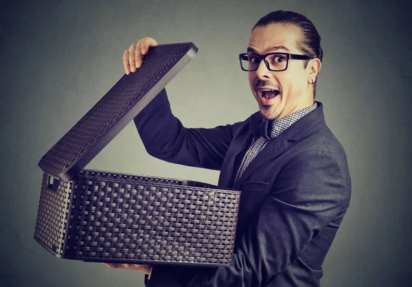 Verblüffter Geschäftsmann Anzug Und Brille Öffnet Schachtel Mit Geheimnis Und — Stockfoto