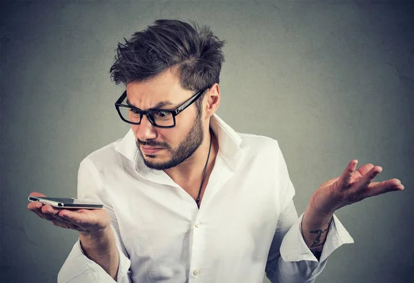 Młody Człowiek Modny Trzymając Telefon Patrząc Frustracji Posiadanie Problemy Rezygnować — Zdjęcie stockowe