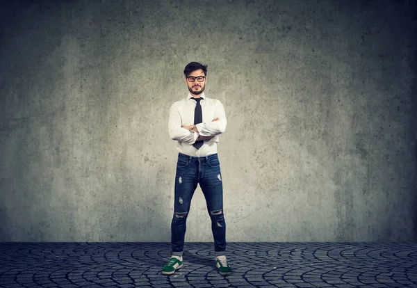 Jovem Homem Casual Vestindo Jeans Com Gravata Camisa Branca Óculos — Fotografia de Stock