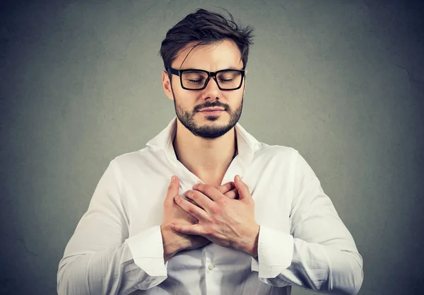 Trouwe Man Met Ogen Dicht Houdt Handen Borst Buurt Van — Stockfoto