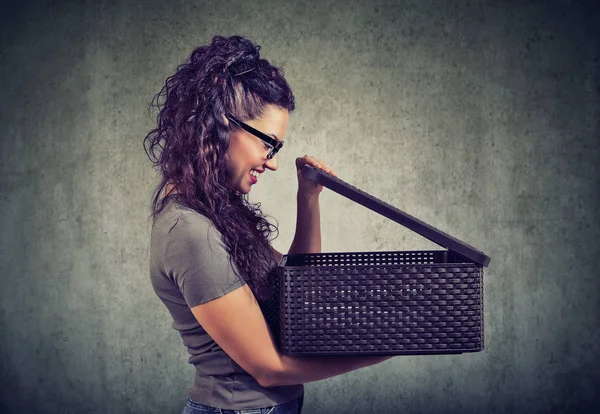 Mujer Feliz Gafas Abriendo Una Caja Con Secreto Mirando Excitado — Foto de Stock