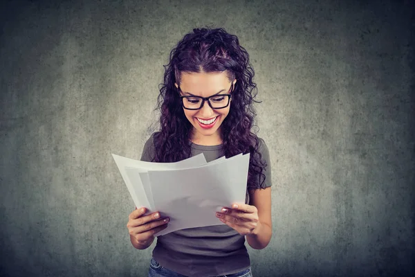 Mujer Morena Joven Feliz Gafas Mirando Través Documentos Papel Con —  Fotos de Stock