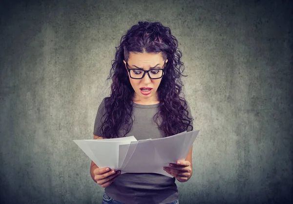 Junge Brünette Brille Erkundet Papiere Von Der Bank Mit Einer — Stockfoto