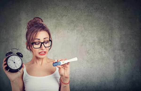 Young Woman Glasses Holding Alarm Clock Pregnancy Test Waiting Result — Stock Photo, Image