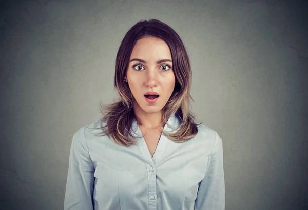 Stunned Woman Blue Shirt Standing Mouth Opened Looking Camera Gray — Stock Photo, Image