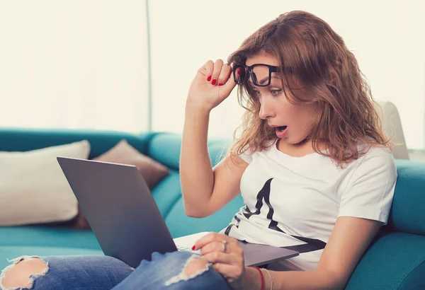 Young Shocked Anxious Woman Looking Laptop Computer Seeing Bad News — Stock Photo, Image