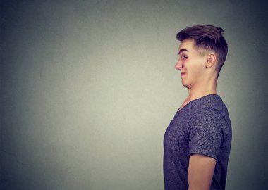 tiksinti genç bir adam portresi