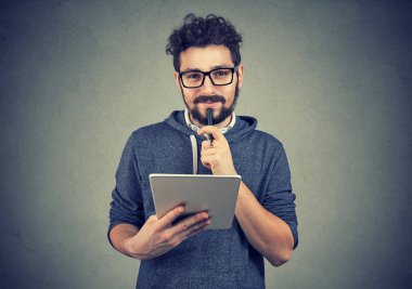 Neşeli hipster adam gözlüklü pad bilgisayar ile 