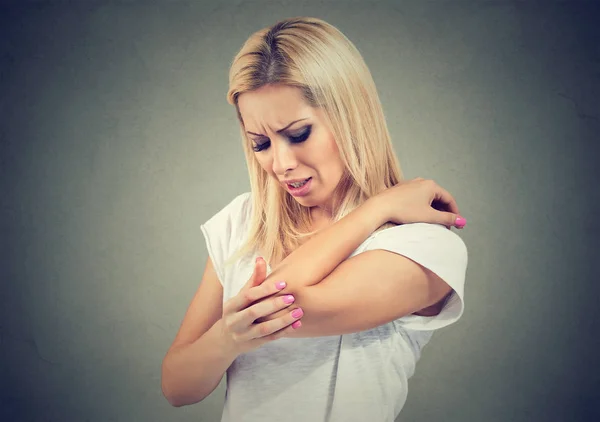 Adult Woman Casual Shirt Frowning Pain Having Trauma Elbow Gray — Stock Photo, Image