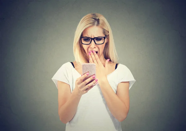 Εκφραστική Ξανθιά Γυναίκα Γυαλιά Σερφ Smartphone Και Αναζητούν Σοκαρισμένος Μήνυμα — Φωτογραφία Αρχείου