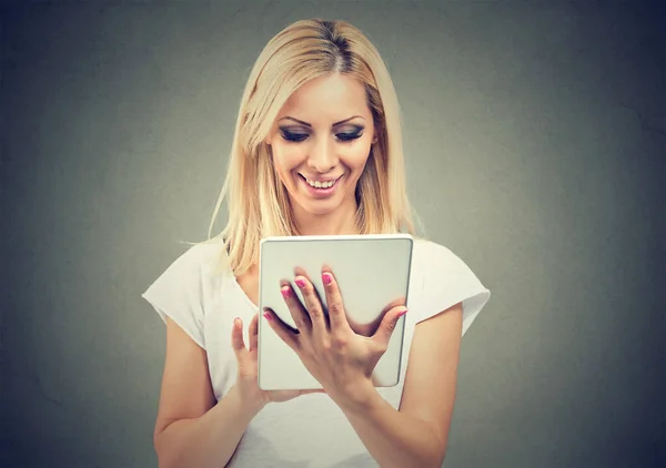 Mujer Bastante Rubia Traje Casual Usando Nueva Tableta Moderna Sonriendo —  Fotos de Stock