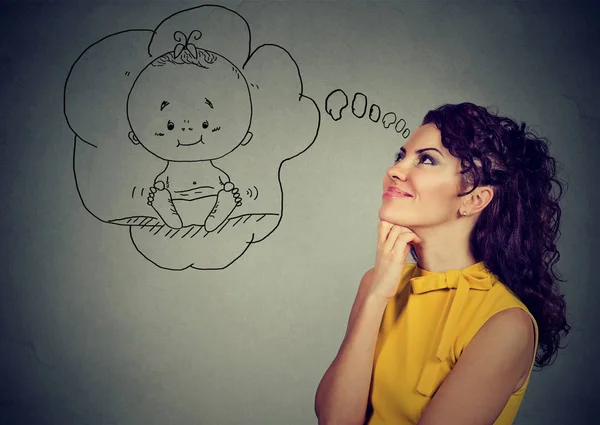 Bella Donna Elegante Guardando Alto Sognando Bambino Maternità Futuro Sfondo — Foto Stock