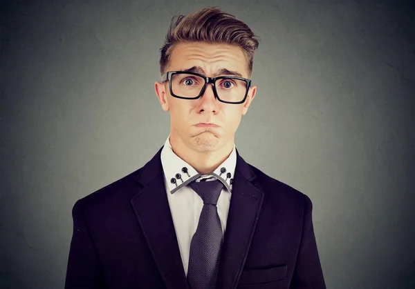 Ung Formella Man Kostym Och Glasögon Ser Förolämpad Och Synd — Stockfoto