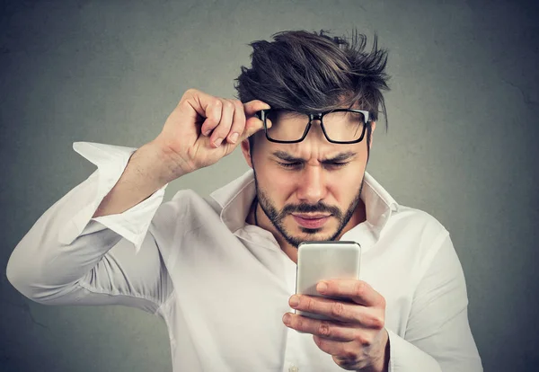 Mladík Formální Čtení Smartphone Mají Problémy Zrakem Mžoural Šedém Pozadí — Stock fotografie