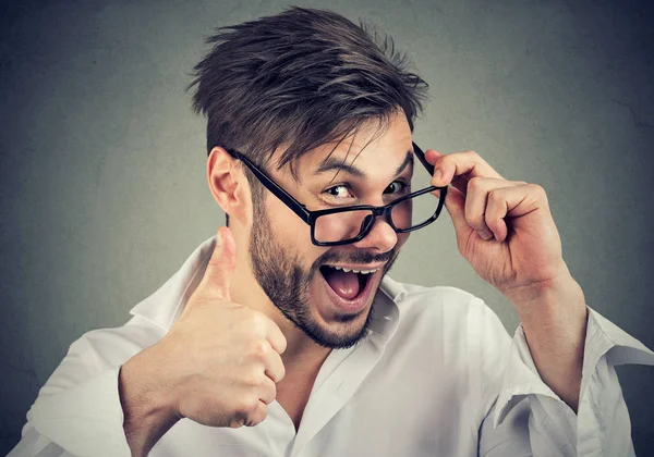 Homem Barbudo Jovem Óculos Mostrando Polegares Para Cima Gesto Olhando — Fotografia de Stock