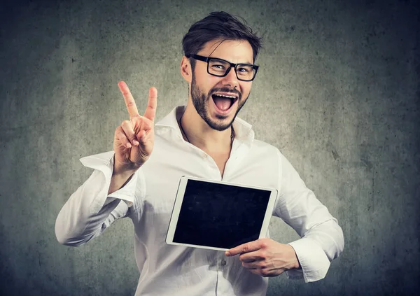 Glada Modell Mannen Vit Skjorta Håller Tablett Och Visar Två — Stockfoto
