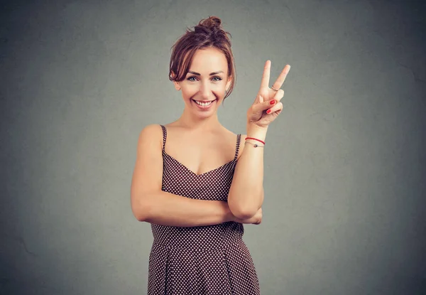 Adorável Jovem Mulher Sorrindo Para Câmera Mostrando Dois Dedos Sobre — Fotografia de Stock