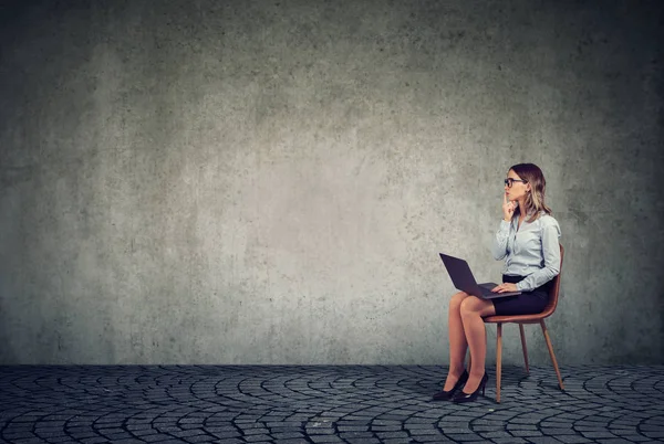 Nachdenkliche Junge Frau Elegantem Outfit Sitzt Auf Stuhl Mit Laptop — Stockfoto