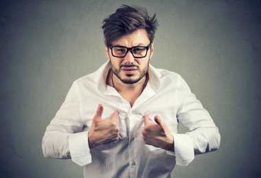 Kendisi de seyir gösteren gözlük ve beyaz gömlekli kızgın delikanlı rahatsız ve kameraya hakaret